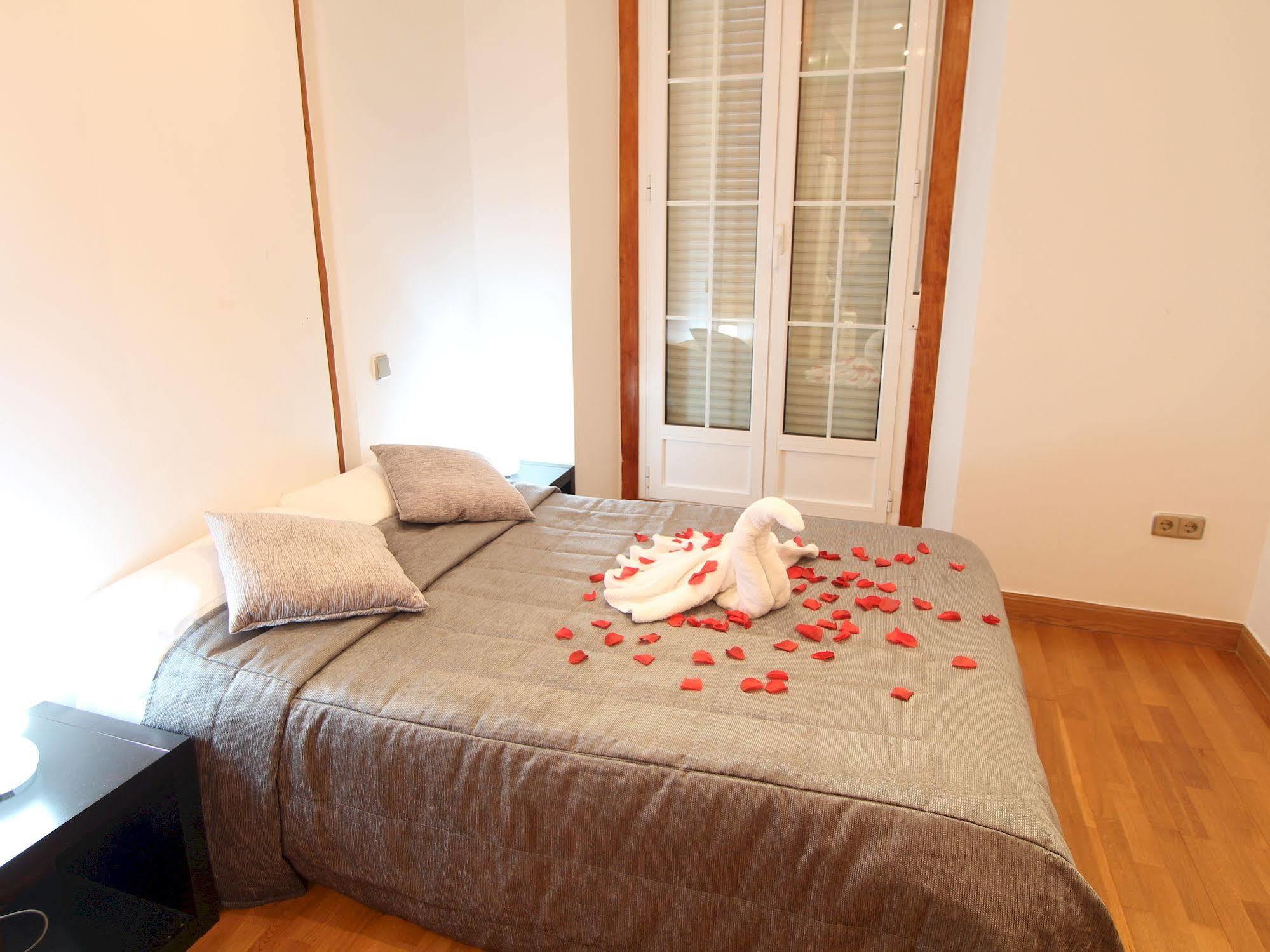 Apartamentos Good Stay Prado Madrid Exterior photo